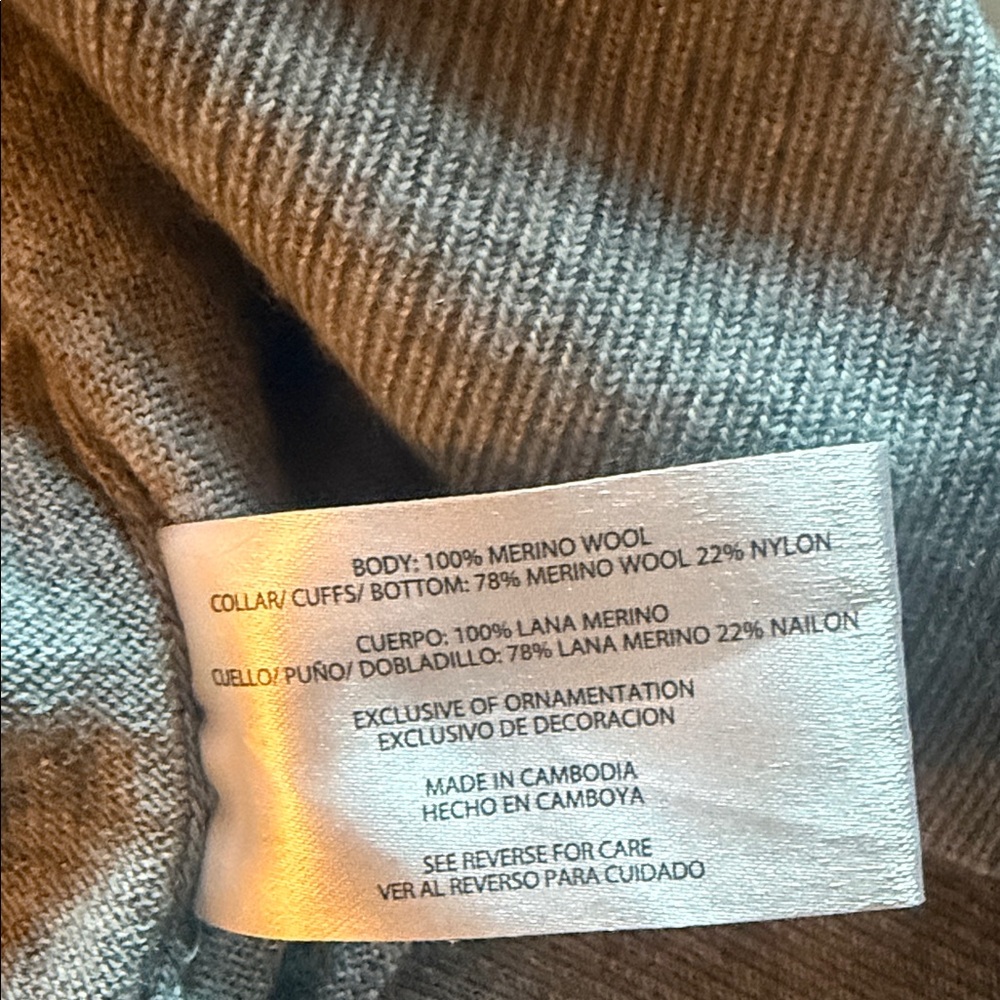 Banana Republic Light Gray Knit v-Neck Top - Picture 5 of 7